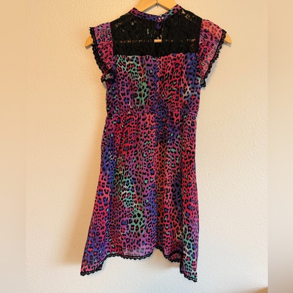 Vibrant Leopard Print Kids Dress with Lace Detail - Picture 2 of 10
